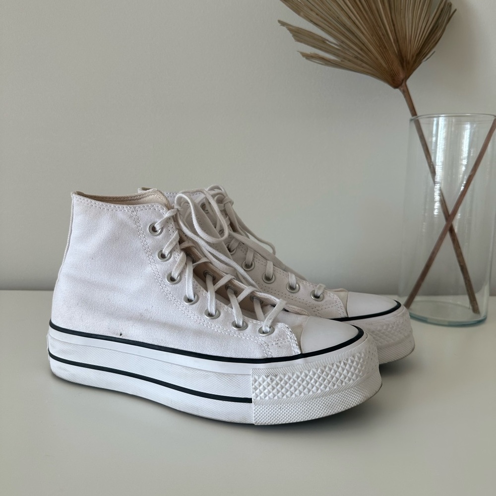Women's Chuck Taylor Lift Hi Sneakers in White Size US 6.5